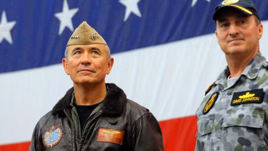 Đô đốc Harry Harris (trái) và Phó Đô đốc hải quân Úc David Johnston trong một cuộc tập trận quân sự chung hồi tháng 6-2017. Ảnh: AP