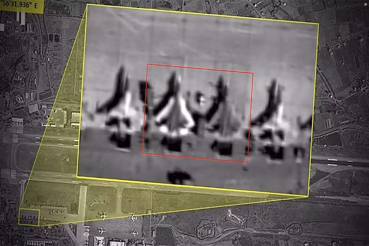 Theo trang tin AMN, chỉ vài ngày sau khi xuất hiện thông tin Không quân Nga điều các chiến đấu cơ thế hệ thứ 5 đầu tiên của nước này là Sukhoi Su-57 đến Syria, thì hình ảnh của các chiến đấu cơ này đã lọt vào trong “tầm ngắm” của vệ tinh do thám phương Tây, nhất là của Israel. Hình ảnh được cho là của Su-57 tại căn cứ không quân Khmeimim của Nga tại Syria. Nguồn ảnh: The Drive