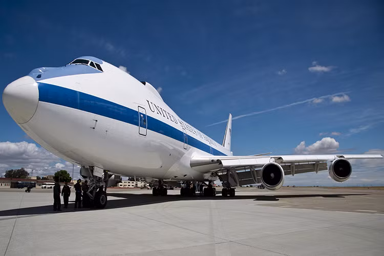 Nền tảng để Boeing tạo nên những chiếc E-4 cho Không quân Mỹ chính là dòng máy bay chở khách thương mại Boeing 747-200B được hoán cải, và đang có 4 chiếc E-4B đang được Lầu Năm Góc sử dụng từ năm 1974. Nguồn ảnh: Wiki.