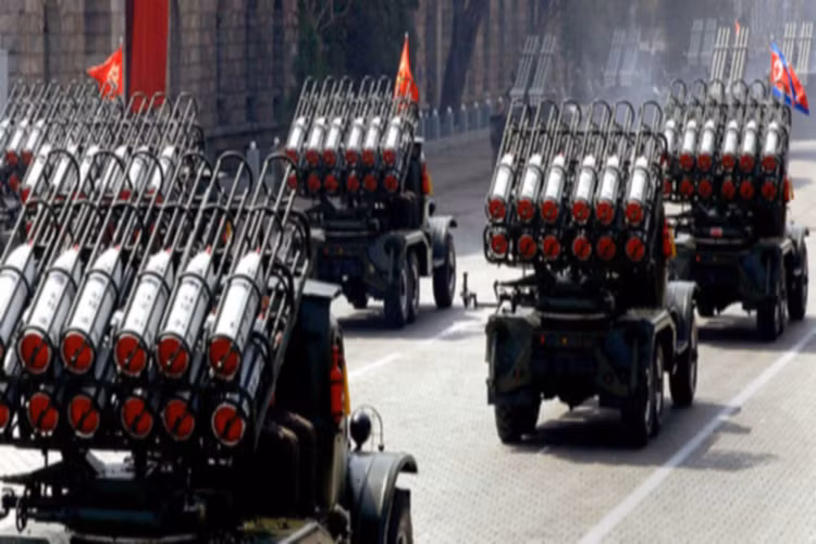 BM-24: Hệ thống pháo phản lực phóng loạt được chế tạo trong giai đoạn 1947 - 1958, nó cũng sử dụng khung gầm xe tải ZIL-151 6x6 tương tự BM-14-16 nhưng mang theo tới 12 ống phóng rocket cỡ 240 mm với đầu đạn nặng 46,9 kg, tầm bắn 11 km. Ngoài phiên bản lắp trên xe bánh hơi, BM-24 còn có biến thể lắp trên xe kéo pháo bánh xích AT-S với định danh BM-24T. Nguồn ảnh: Military Edge.