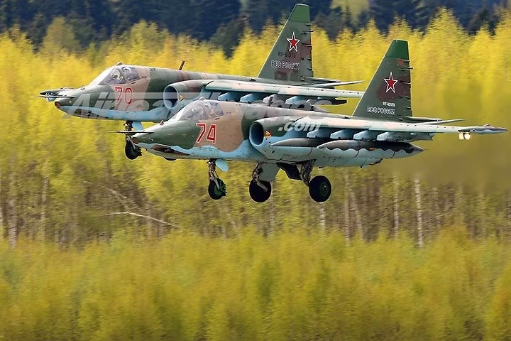Phiên bản Su-25T có thể bay đêm và bay trong nhiều điều kiện thời tiết.