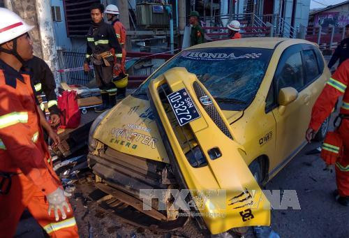 Một phương tiện bị phá hủy tại hiện trường vụ nổ bom ở Lashio ngày 21/2. Ảnh: AFP/TTXVN