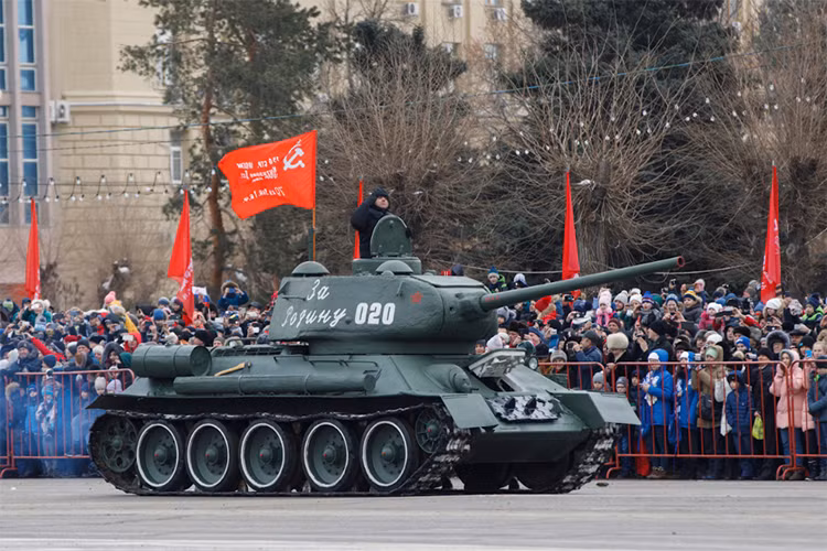 Tất nhiên cũng không thể thiếu sự xuất hiện của xe tăng T-34, một trong những cái tên cái tên huyền thoại trong Chiến tranh Vệ quốc vĩ đại của nước Nga. Nguồn ảnh: Bộ Quốc phòng Nga.