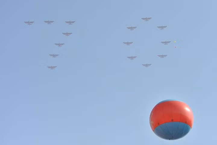 Máy bay chiến đấu của không quân Triều Tiên bay theo đội hình xếp thành số 70 để kỷ niệm 70 năm ngày thành lập quân đội nước này.