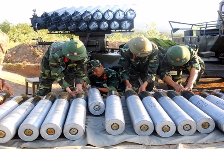 Ngay sau sự xuất hiện của BM-13 là BM-14, MLRS này được nghiên cứu phát triển từ năm 1947 và chính thức vào biên chế năm 1952. Kết cầu của nó bao gồm 16 ống phóng đơn cỡ 140 mm chia thành 2 hàng lắp trên khung gầm xe tải ZIL-151 6x6.