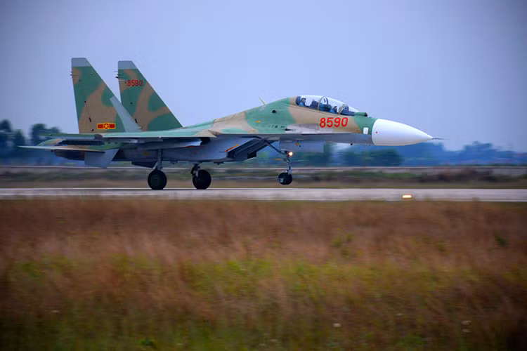 Tiêm kích Su-30MK2 được thiết kế đáp ứng nhiều nhiệm vụ gồm cả tác chiến không đối không, không đối đất, không đối hải. Vì thế, nó có khả năng mang rất nhiều loại vũ khí, tất nhiên là tổng tải trọng rất lớn, lên tới 8 tấn cùng 12 điểm treo ở cánh và thân máy bay. Nguồn ảnh: QĐND.