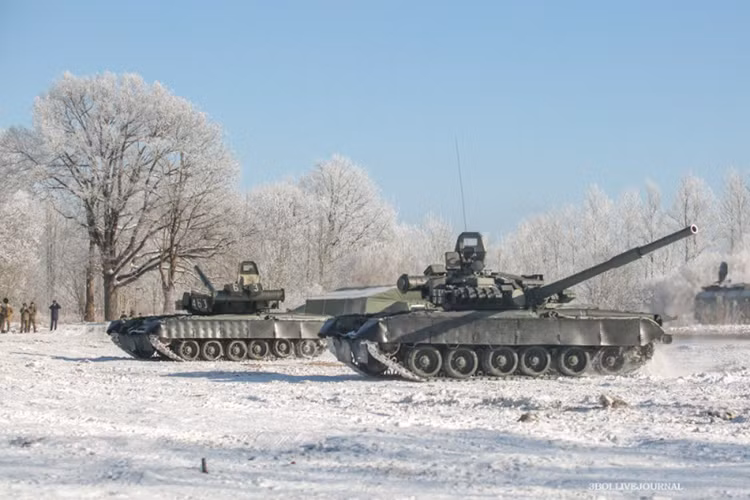 Hai chiếc T-80BV khiêu vũ cùng nhau ở khu vực nhạy cảm. Nguồn ảnh: Arms-Expo