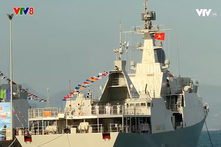 Trước đây, khi chưa có hệ thống vũ khí chống ngầm chuyên dụng các tàu Gepard 3.9 của ta thường thực hiện hoạt động chống ngầm thông qua trực thăng chống ngầm Ka-28 với nhiều hạn chế (biến thể xuất khẩu của Ka-27). Tuy nhiên, giờ đây Ka-28 lại là cánh tay nối dài giúp mở rộng phạm vi tác chiến cho hệ thống chống ngầm trên các tàu Gepard 3.9. Nguồn ảnh: VTV8.