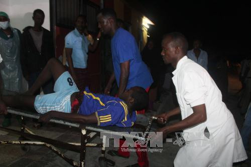 Chuyển người bị thương trong vụ đánh bom ở Mogadishu tới bệnh viện ngày 23/2. Ảnh: THX/TTXVN