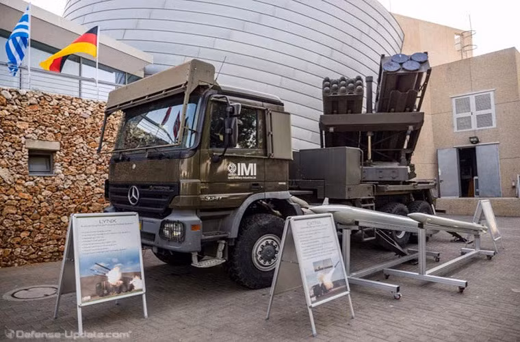 Cũng ở biến thể hiện tại, đạn rocket của EXTRA có trọng lượng chiến đấu vào khoảng 430kg và được trang bị một đầu đạn nặng 150kg, đạn rocket này sử dụng động cơ đẩy nhiên liệu rắn và có chiều dài cơ sở gần 4 mét. Nguồn ảnh: Defense Studies.