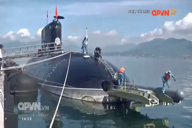 Và dựa trên những hình ảnh của bộ phim tài liệu trên ta có thể thấy một phần hoạt động của thủy thủ đoàn tàu ngầm Kilo Việt Nam trong các tình huống sẵn sàng chiến đấu trên biển, cho tới cách thức triển khai vũ khí của loại khí tài đặc biệt này. Nguồn ảnh: QPVN.