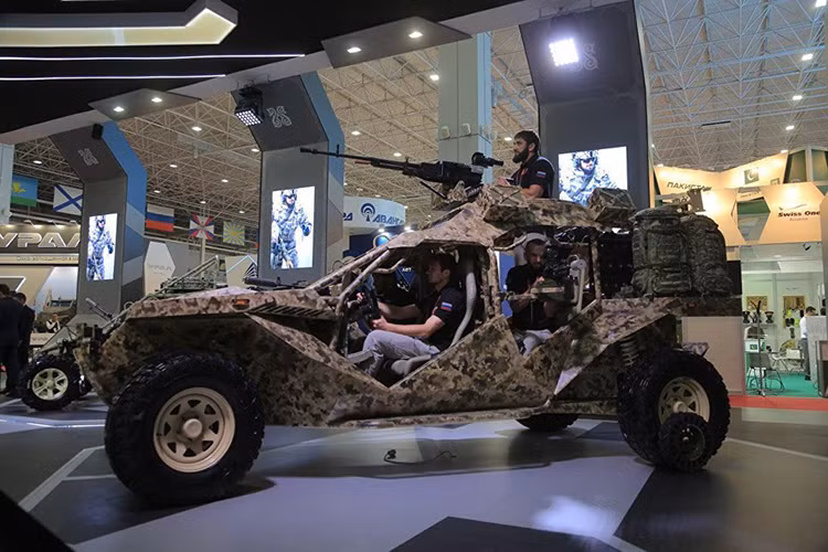 Bản thân hệ thống vũ khí phòng vệ trên Chaborz-M6 có thể được thay đổi tùy theo mục đích sử dụng, trong đó bao gồm cả khả năng triển khai tên lửa chống tăng hay vũ khí nhiệt áp cầm tay. Nguồn ảnh: RIA.