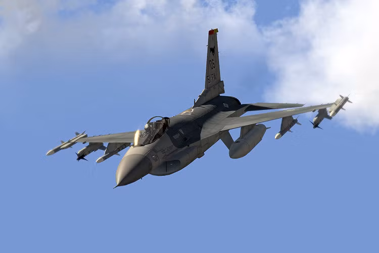 Nếu có thêm tiêm kích F-16 thì đây sẽ là sự bổ sung đáng giá cho các tiêm kích hạng nặng Su-27/30 của Không quân Việt Nam. Ngoài năng lực tác chiến đáng nể đã được kiểm chứng thì F-16 còn có ưu thế ở giá thành khai thác rất rẻ. Nguồn ảnh: Armaholic.
