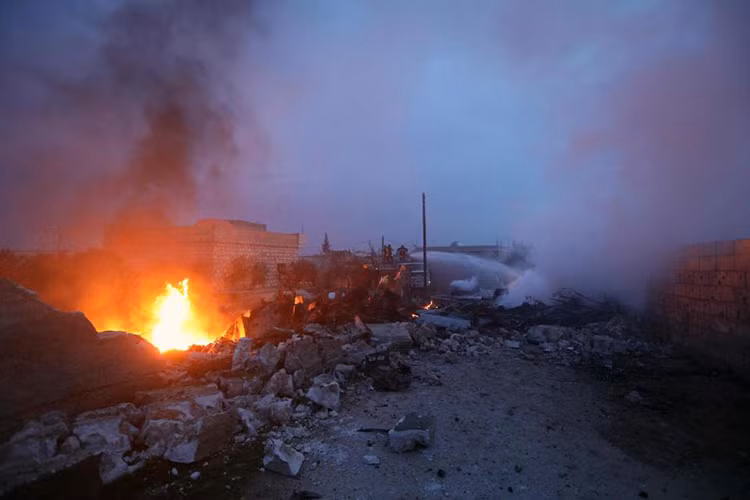 Quang cảnh nơi chiếc Su-25 của Nga đâm xuống đất, một số nhà cửa xung quanh bị phá hủy do mảnh vỡ của chiếc máy bay. Nguồn ảnh: The Sun.