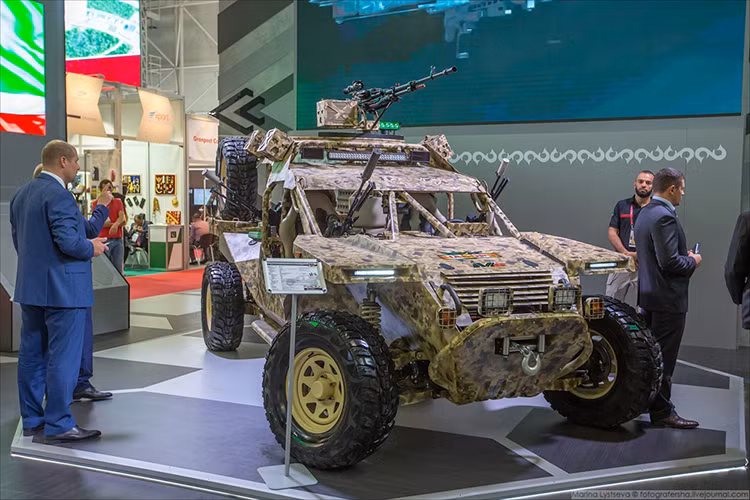 Với thiết kế đặc biệt của mình Chaborz-M6 có thể thực hiện các nhiệm vụ đặc biệt hay được sử dụng để vận chuyển binh sĩ/hàng hóa quân sự, đóng vai trò như một xe sơ tán thương binh hoặc chiến đấu trên chiến trường. Nguồn ảnh: TASS.