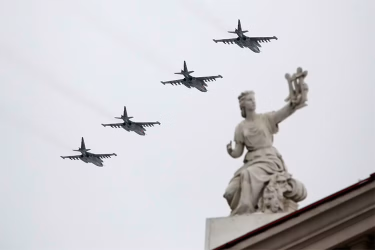 Phi đội cường kích Su-25 bay qua quảng trường ở thành phố Volgograd. Nguồn ảnh: RIA