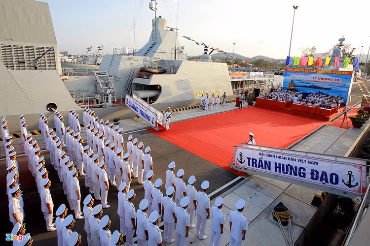 Khác với hai tàu Gepard 3.9 Việt Nam trước đó được Nga chuyển giao cho ta, hai tàu hộ vệ tên lửa Gepard 3.9 phiên hiệu 015 -Trần Hưng Đạo và 016 - Quang Trung sở hữu hệ thống vũ khí tấn công lẫn phòng vệ toàn diện hơn cho phép chúng có thể tác chiến đa nhiệm tốt hơn trên biển. Nguồn ảnh: Zing.