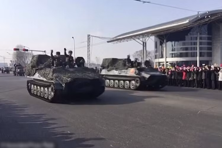 Tin tức cho hay, vợ chồng nhà lãnh đạo Triều Tiên Kim Jong-un có mặt tại cuộc duyệt binh 8/2 này. Ảnh: AP.