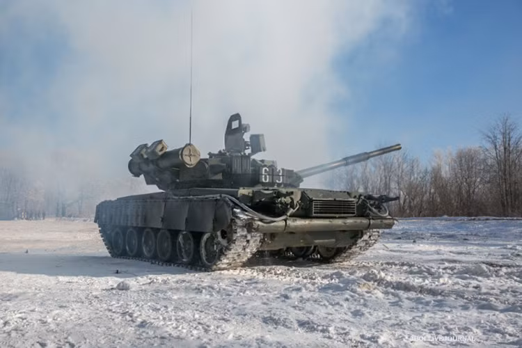 Tại sự kiện kỷ niệm trọng đại này, lực lượng xe tăng của Quân đội Nga tại Ivanrogod đã thực hiện “khiêu vũ trên băng”. Nguồn ảnh: Arms-Expo