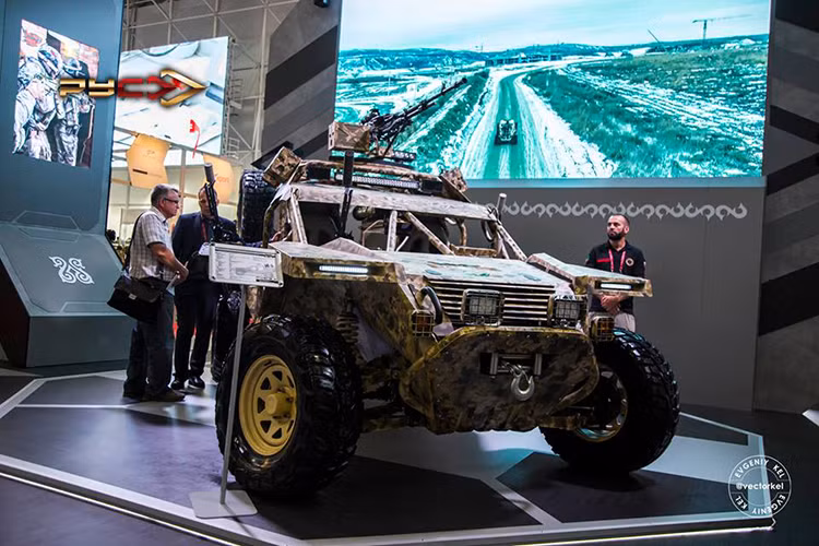 Về hệ thống vũ khí đi kèm, Chaborz-M6 được trang bị một kho vũ khí theo đúng nghĩa với một súng máy hạng nặng 12.7mm Kord ngay trên nóc xe, còn ở hai bên thân xe là súng máy PKM 7.62mm được gắn thêm vào hai bên cửa xe. Về cơ bản mọi vũ khí trên Chaborz-M6 đều cho phép kíp chiến đấu của nó vừa di chuyển vừa tác xạ. Nguồn ảnh: Evgeniy Kel.