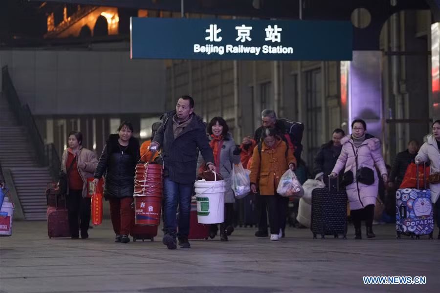Khung cảnh tại ga tàu thủ đô Bắc Kinh sáng 1/2 với dòng người Trung Quốc về quê ăn Tết. Tết năm nay rơi vào ngày 16/2, trễ hơn so với năm trước. Ảnh: Tân Hoa xã.