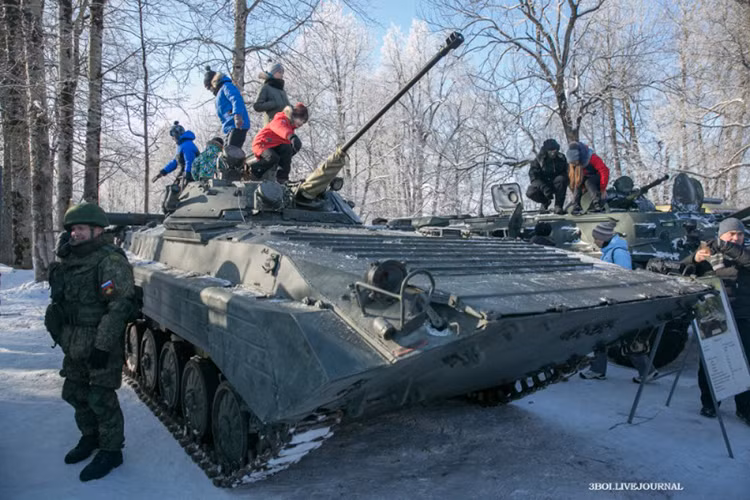 Trẻ em thoải mái tham quan và khám phá xe chiến đấu bộ binh BMP-2. Nguồn ảnh: Arms-Expo