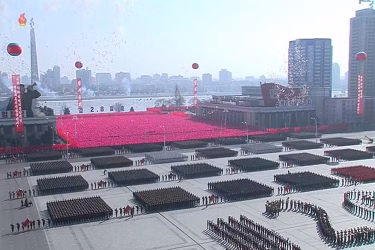 Hình ảnh chụp màn hình chương trình truyền hình nhà nước Triều Tiên cho thấy quy mô của cuộc duyệt binh 8/2. Ảnh: KCTV.