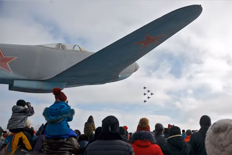 Ngoài các đơn vị cơ giới mặt đất, trên không còn có sự xuất hiện của các phi đội chiến đấu cơ đại diện cho Không quân Nga ở Quân khu phía Nam. Nguồn ảnh: RIA.