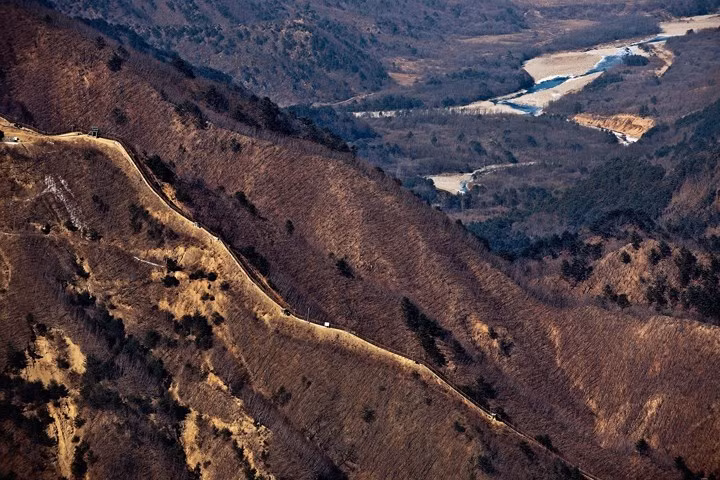 Khu vực phi quân sự giữa Triều Tiên và Hàn Quốc rộng khoảng 4 km và trải dài 240 km dọc theo vĩ tuyến 38.