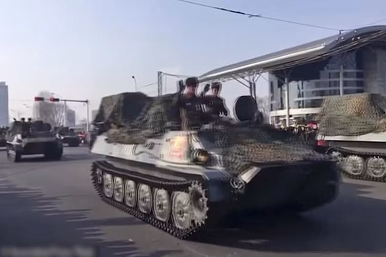 Xe thiết giáp xuất hiện ở thủ đô Bình Nhưỡng hôm 8/2. Triều Tiên đã tổ chức duyệt binh trên quảng trường Kim Nhật Thành đúng 1 ngày trước Thế vận hội mùa Đông ở Hàn Quốc. Ảnh: AP.