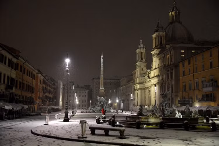 Quảng trường Piazza Navona một trong những điểm thu hút du lịch nổi tiếng ở Rome cũng vắng bóng khách du lịch vào ban đêm khi nhiệt độ ngoài trời xuống thấp. Ảnh: The Local.