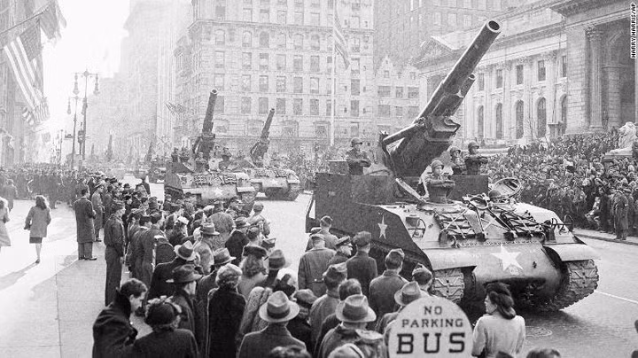Năm 1946, một cuộc diễu binh khác được tổ chức ở New York để chào mừng chiến thắng của khối Đồng minh trước Phát xít trong chiến tranh thế giới thứ 2. Ảnh: CNN