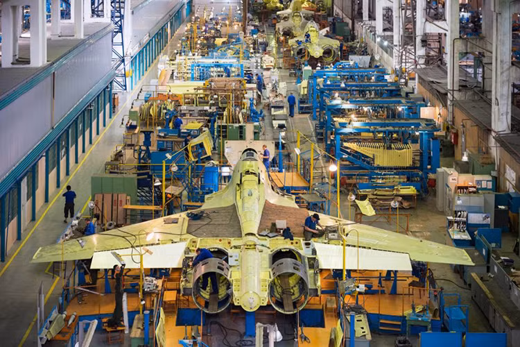 Theo đó, trong năm 2018 kế hoạch sản xuất của nhà máy Irkutsk hầu hết dựa vào các đơn hàng của Không quân Nga cũng như thị trường trong nước. Và kế hoạch được Irkutsk đề ra là trong năm nay nhà máy này sẽ chuyển giao cho Không quân Nga 39 máy bay quân sự các loại. Nguồn ảnh: Irkutsk.