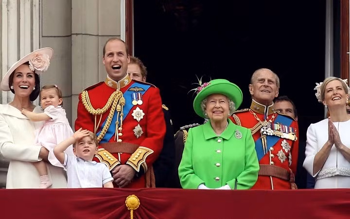 Tiểu Hoàng tử George cùng các thành viên Hoàng gia Anh trong lễ diễu binh kỷ niệm 90 năm ngày sinh Nữ hoàng Anh vào tháng 6/2016.