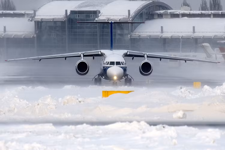 Với trang thiết bị điện tử hàng không hiện đại và thiết kế cánh đặc biệt cho phép An-148 có thể hoạt động ở những sân bay nhỏ hoặc nơi có cơ sở hạ tầng hàng không không đồng bộ. Đây là một trong những lý do khiến An-148 lọt vào mắt xanh của các hãng hàng không nội địa Nga. Ảnh: Wikimedia.