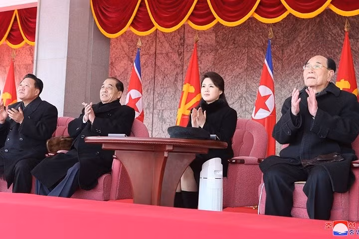 Bà Ri Sol-ju ngồi bên (từ trái qua) Phó Chủ tịch Đảng Lao động Triều Tiên Choe Ryong Hae, Thủ tướng Triều Tiên Pak Pong Ju, Chủ tịch đoàn Chủ tịch Quốc hội Triều Tiên Kim Yong-nam.