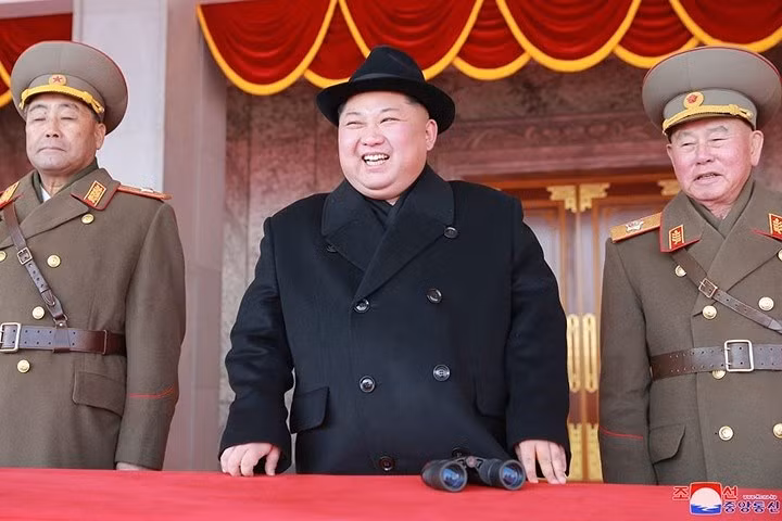 Chủ tịch Kim Jong-un tỏ ra hài lòng với cuộc diễu binh.