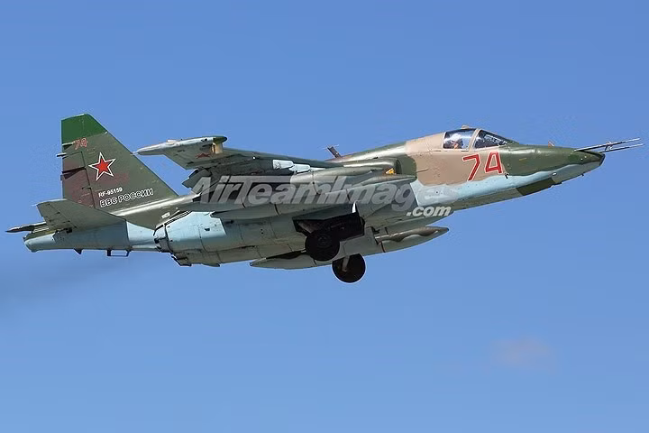 Nguyên mẫu T-8 của Su-25 bay chuyến đầu vào tháng 2/1975 nhưng loại này đã được thiết kế lại trước khi sản xuất hàng loạt.