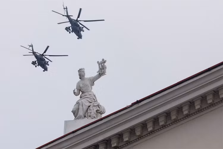 Cuối đoàn diễu binh trên không là các trực thăng tấn công Mi-35. Nguồn ảnh: Bộ Quốc phòng Nga.