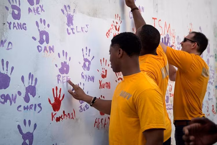 Tài khoản MXH của USS Carl Vinson vừa đăng tải những hình ảnh hoạt động gần đây nhất của tàu sân bay Mỹ trước khi tới Đà Nẵng, Việt Nam lần đầu tiên kể từ sau năm 1975. Trong ảnh, thủy thủ tàu Carl Vinson trong hoạt động xã hội tại TP Quezon, Philippines, ngày 17/2/2018. Nguồn ảnh: US Navy.