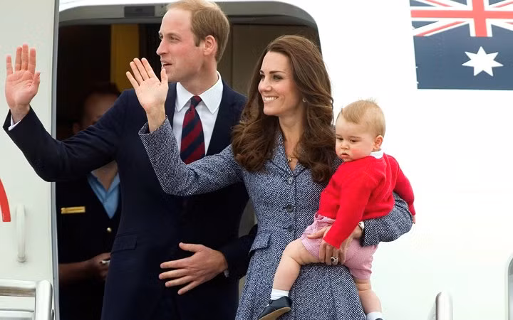 Tiểu Hoàng tử George trong chuyến công du đầu tiên cùng cha mẹ đến New Zealand và Australia năm 2014.