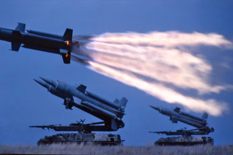 Lực lượng phòng không thuộc lục quân Liên Xô sở hữu sức mạnh "khủng khiếp" với khả năng tiêu diệt được hầu hết mục tiêu trên không gồm cả tên lửa đạn đạo. Trang bị tính tới năm 1990 của phòng không lục quân khi đó gồm: 1.350 bệ phóng tên lửa 2K11 Krug (SA-4); 854 2K12 Kub (SA-6); 950 9K33 Osa (SA-8); 430 9K31 Strela-1 (SA-9); 860 9K35 Strela-10 (SA-13); 130 9K22 Tunguska; 300 bệ phóng Buk (SA-17) và 70 bệ phóng tên lửa S-300. Chưa kể số lượng các khẩu đội pháo phòng không tự hành ZSU. Nguồn ảnh: livejournal.