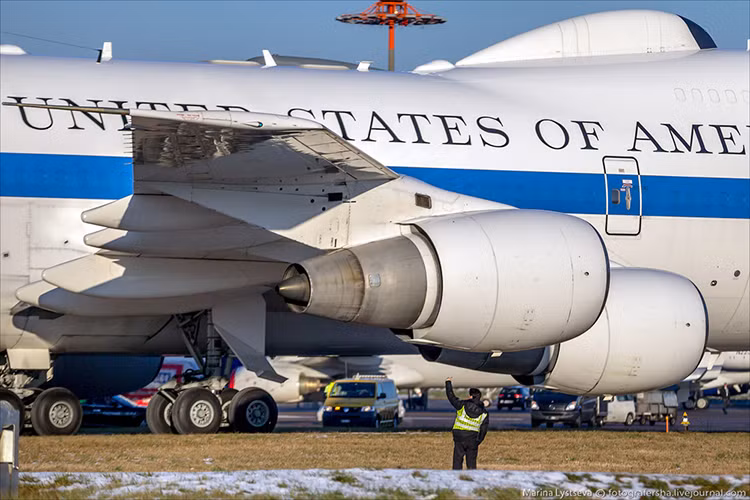 Mỗi chiếc E-4B được trang bị bốn động cơ phản lực General Electric CF6 -50E2 có công suất mỗi chiếc lên đến 52.500 lbf, cho phép chiếc máy bay nặng tới 190 tấn này có thể bay với vận tốc 969km/h trong hành trình bay hơn 10.000km. Nguồn ảnh: world-defense.