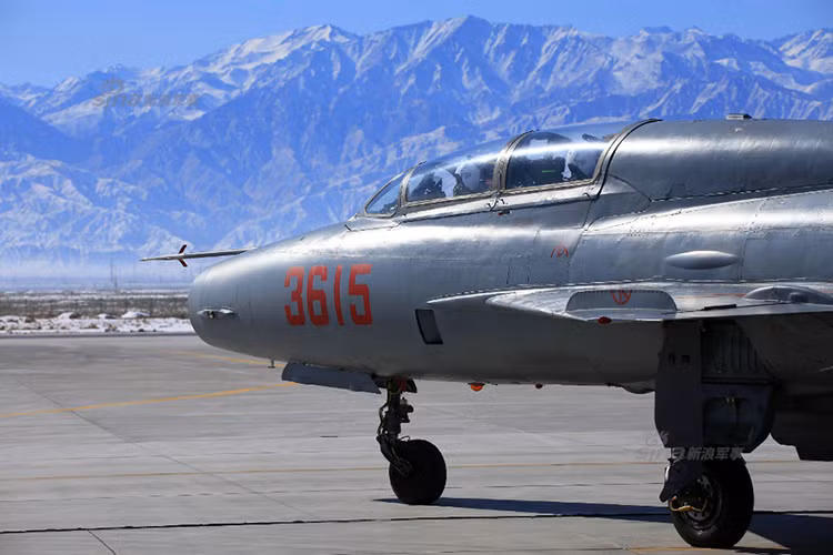 Nhờ được thay thế theo tỷ lệ 1:1 mà tổng số lượng máy bay chiến đấu trong biên chế Không quân Trung Quốc vẫn không hề thay đổi so với trước khi hiện đại hóa. Nguồn ảnh: Sina.