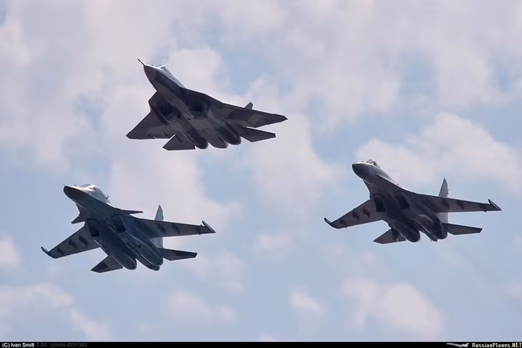 Trong ảnh lần lượt là bộ ba chiến đấu cơ mạnh nhất của Không quân Nga gồm Su-34, Su-57 và Su-35S. Nguồn ảnh: army-news.ru. Cả ba chiến đấu cơ này đều được cho là đang tham chiến tại Syria. Nguồn ảnh: army-news.ru.