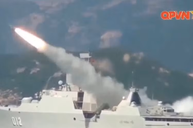 Tên lửa chống hạm Uran-E dũng mãnh tiến lên bầu trời. Có thể thấy, tàu 012 Lý Thái Tổ bắn tên lửa trong trạng thái tàu đang rẽ sóng. Nguồn ảnh: Kênh QPVN