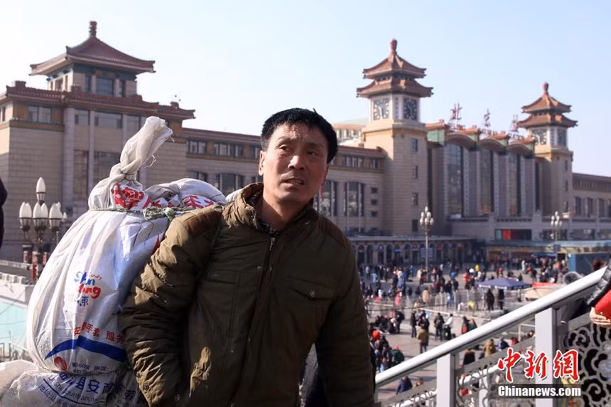 Trong 31 đơn vị hành chính cấp tỉnh của Trung Quốc, 29 địa phương có đường sắt cao tốc kết nối, trừ hai khu tự trị Tây Tạng và Hồi Ninh Hạ. Trong ảnh là khung cảnh bên ngoài ga Bắc Kinh hôm 21/2. Ảnh: China News.