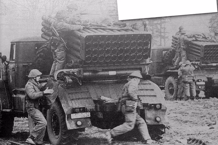 Số lượng pháo phản lực lên tới 8.000 khẩu, chủ yếu là BM-21 Grad, trong khi đó các loại pháo phản lực hạng nặng như BM-27 220mm và BM-30 300mm không nhiều (lần lượt là 857 và 123). Tuy nói là không nhiều, đó là so với mặt bằng chung của Hồng quân Liên Xô, còn thực tế đó là con số rất lớn. Nguồn ảnh: militaryreview.