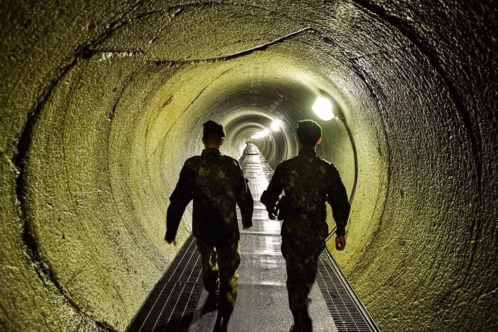 Để thực hiện bộ ảnh này, phóng viên Park Jong-woo tác nghiệp trong khi luôn có các binh sĩ của Hàn Quốc đi kèm.