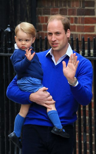 Tiểu hoàng tử được cha bế đi đón em gái là Tiểu công chúa Charlotte ra đời vào tháng 5/2015.